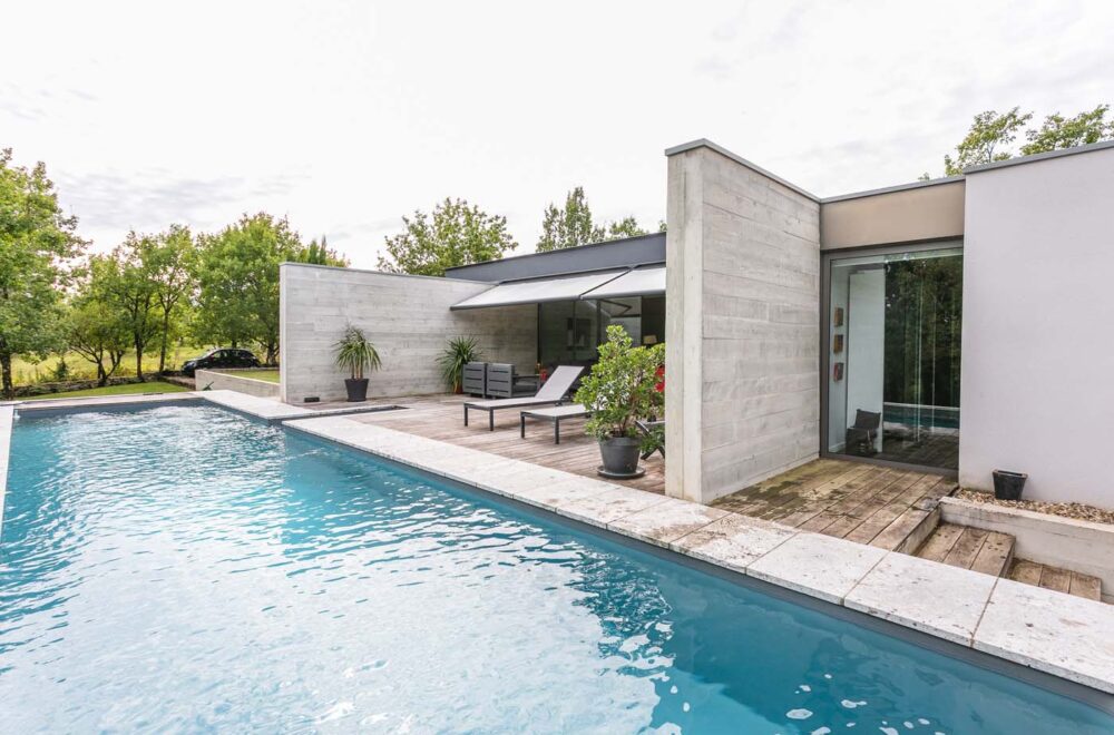 Contemporary house with swimming pool - Architecture de Collection